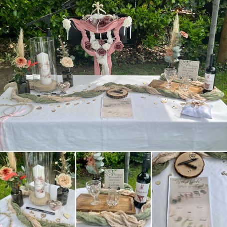 Hochzeitsdekoration mit Tisch, Blumen, Kerzen und persönlichem Schriftstück im Freien.