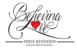 Logo mit den Worten "Believing Love" und "Freie Rednerin" in elegantem Schriftstil.