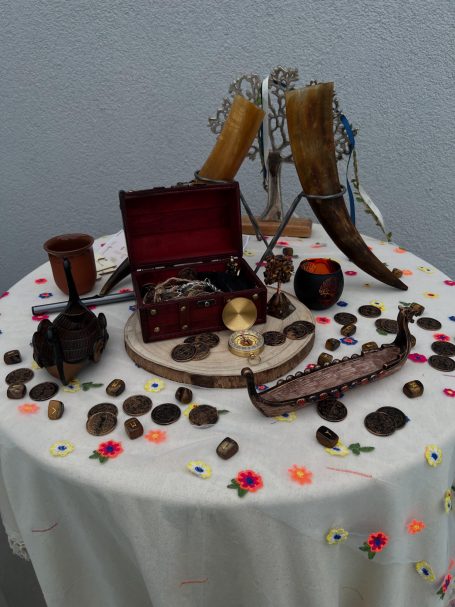 Ein Tisch mit verschiedenen Schätzen, darunter Hörner, Schmuck und kleine Gefäße.
